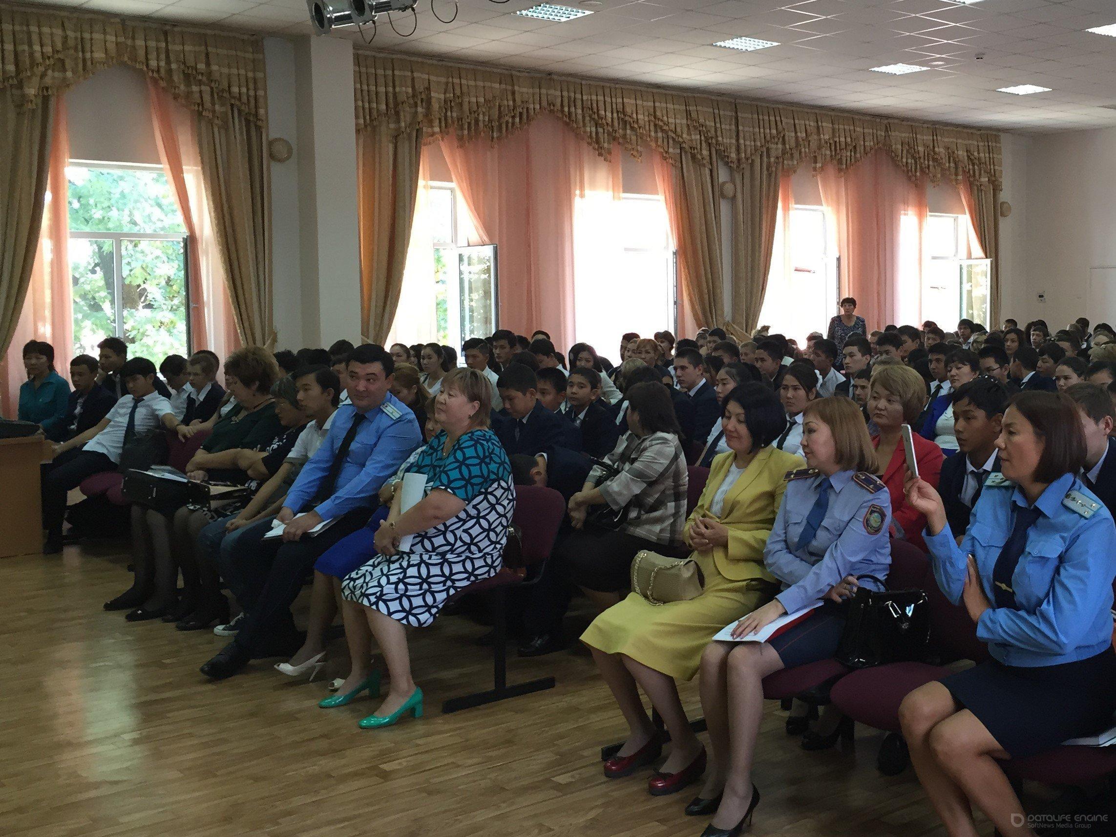 Встреча с работниками прокуратуры Жетысуского района с учащимися школ