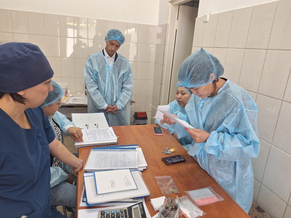 Бракераждық комиссия мүшелерінің мектеп асханасын тексеруі