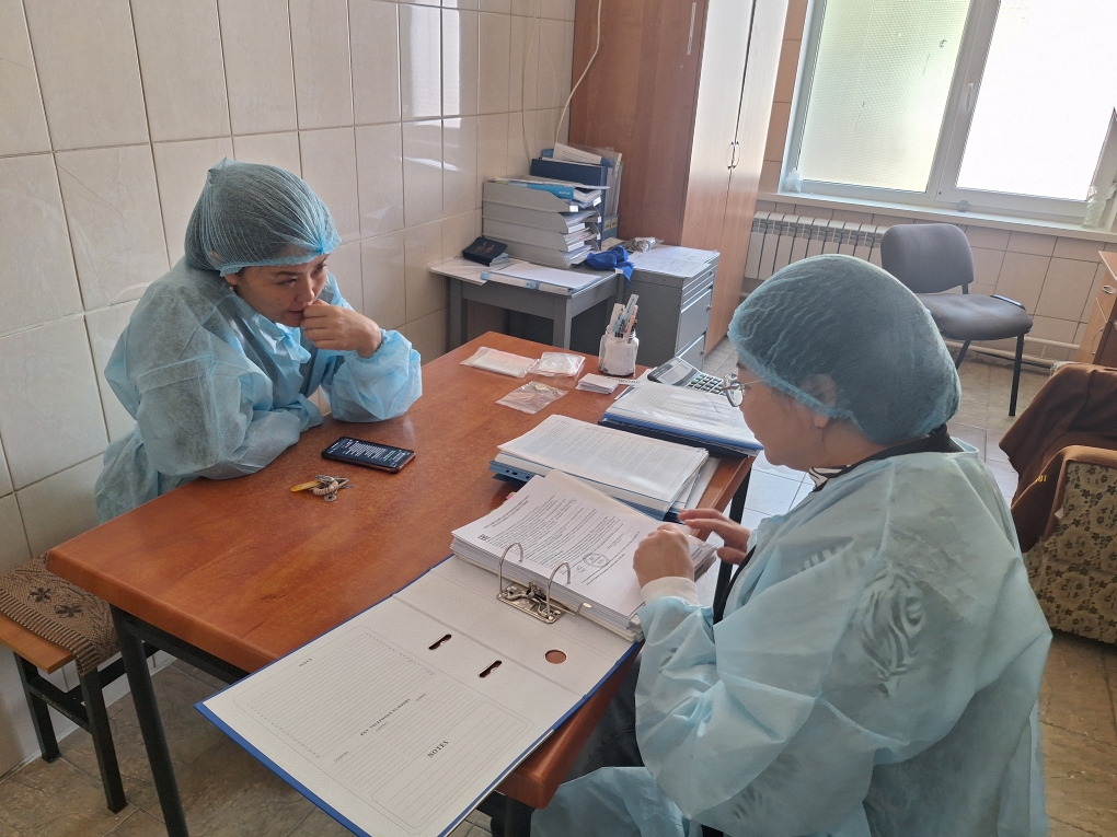 Бракераждық комиссия мүшелерінің мектеп асханасын тексеруі