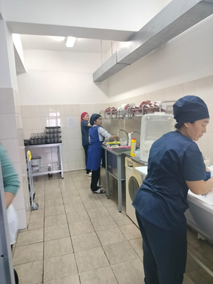 Бракераждық комиссия мүшелерінің мектеп асханасын тексеруі