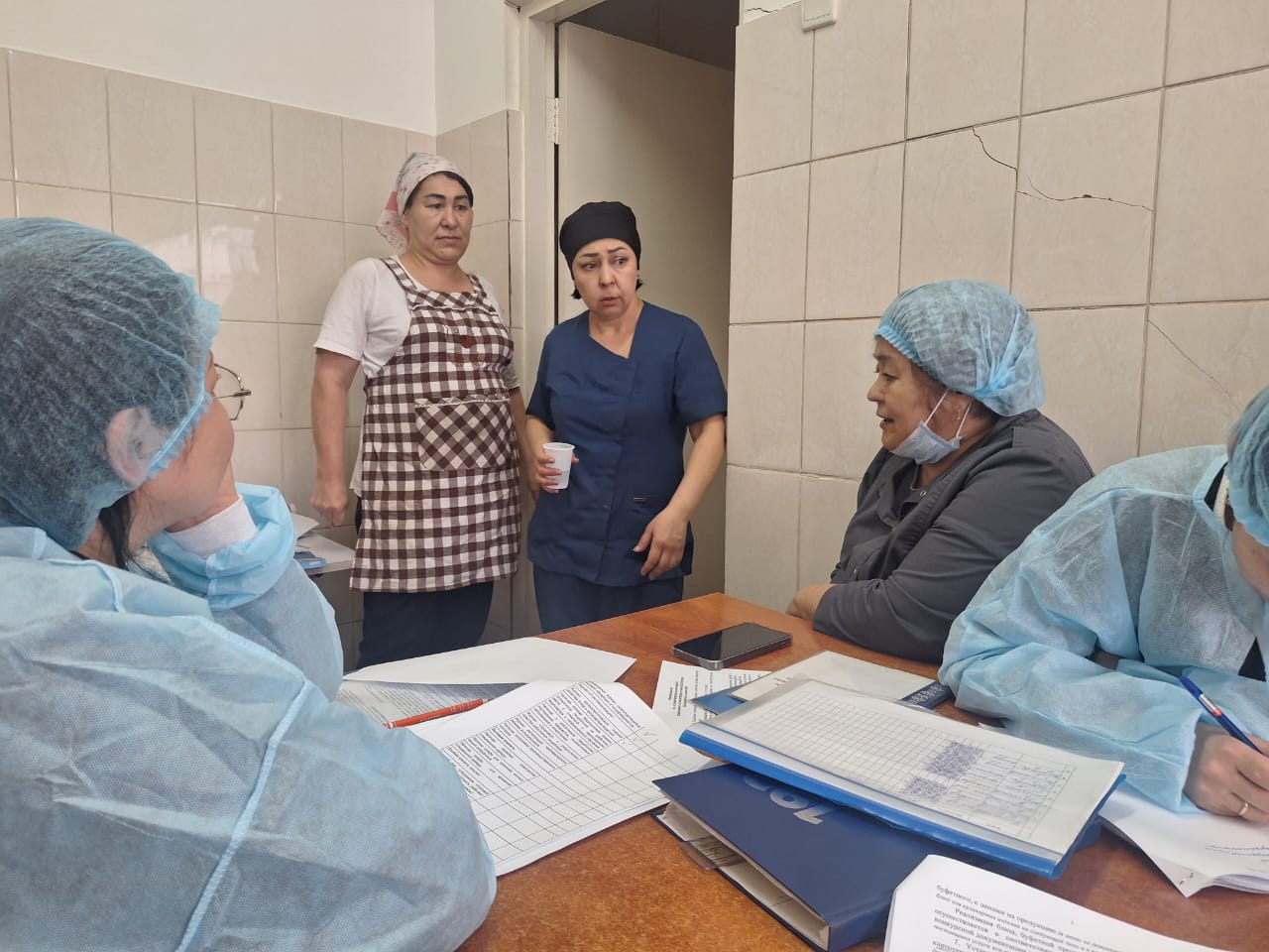 Бракераждық комиссия мүшелерінің мектеп асханасын тексеруі