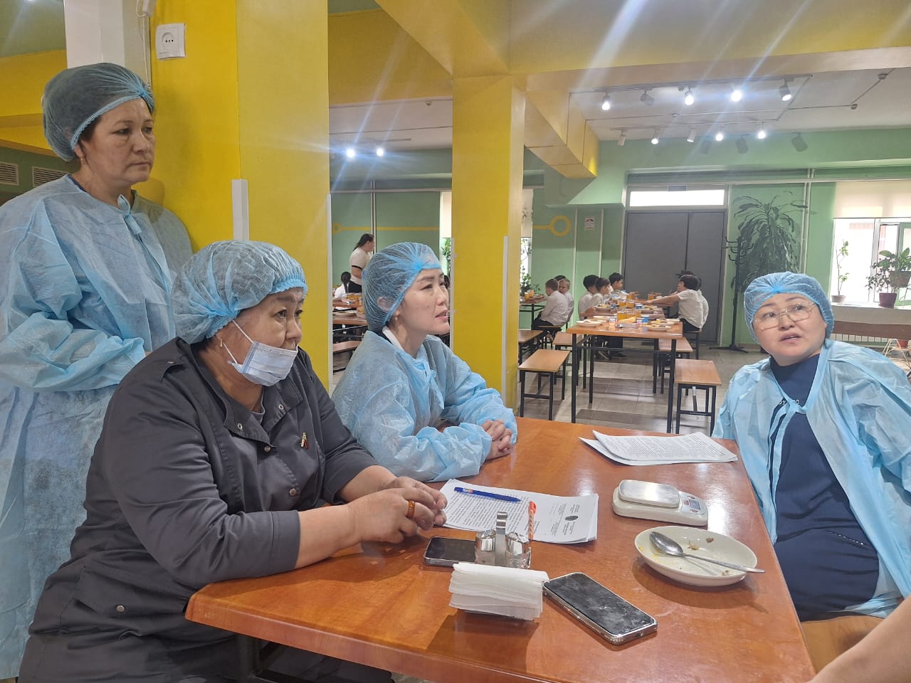 Бракераждық комиссия мүшелерінің мектеп асханасын тексеруі